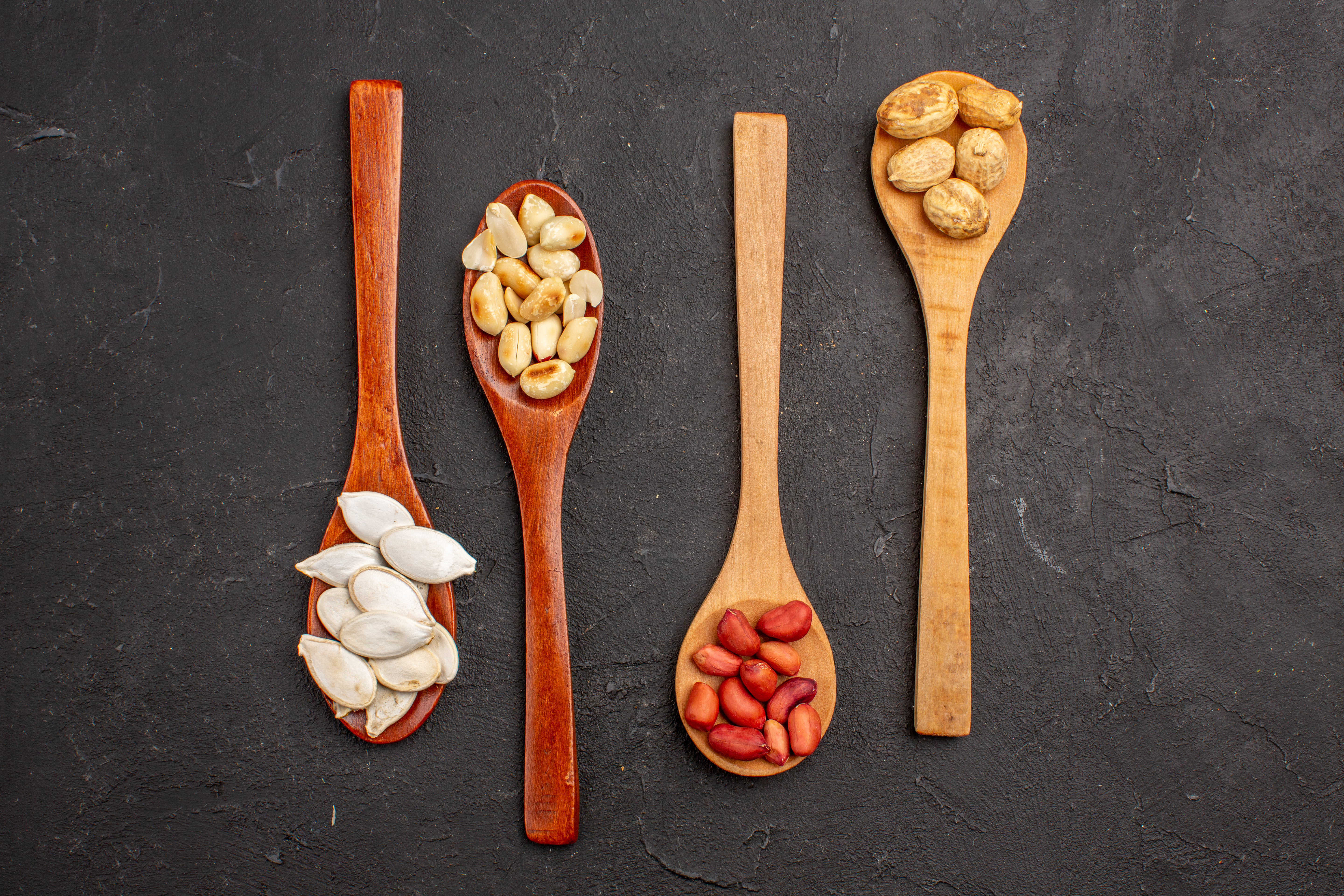 Tabla de cocina con cucharas medidoras y frutos secos
